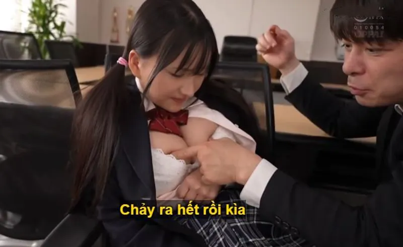 Ba năm trời, thầy giáo rèn luyện cô học trò ngực đẹp thành “hũ đựng tinh”