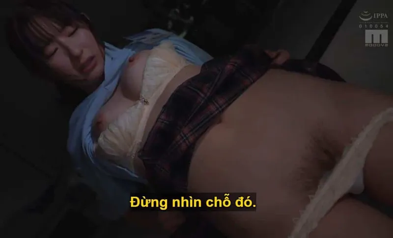 Sếp lớn âm mưu "đâm chọt" cô nhân viên dưới quyền kiêu kỳ lười nhác, suốt ngày bận rộn chat chit cùng người yêu.